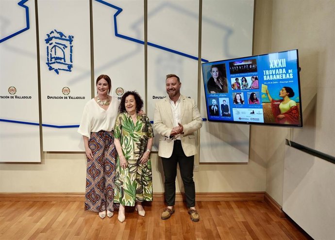 La diputada de Cultura y Educación, Yolanda Burgoa (i), junto con la presidenta de la Fundación, Teresa Pérez Daniel, y diputado y alcalde de Mayorga, David de la Viuda