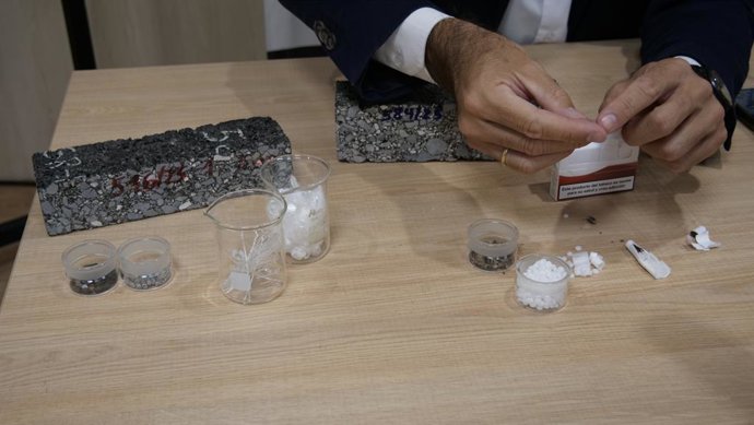 Una investigación de las universidades de Granada y Bolonia diseña un asfalto sostenible a partir de colillas de cigarrillos.