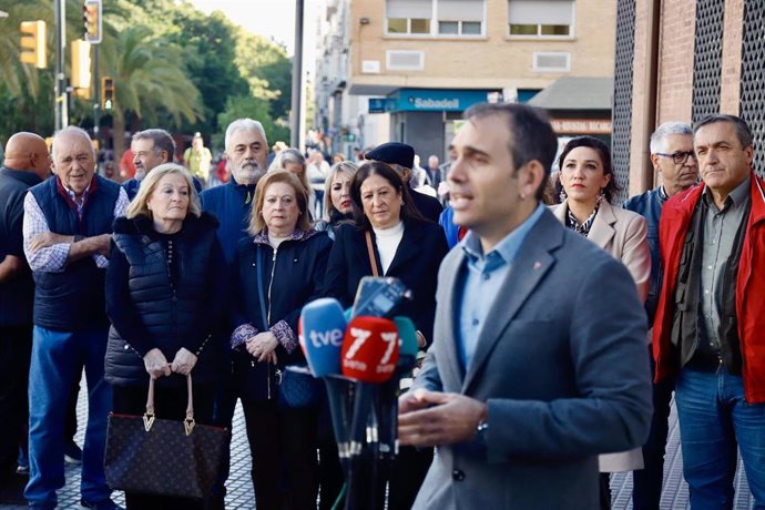 Archivo - El coordinador general de IU-A y diputado de Sumar, Toni Valero atiende a los medios en la ofrenda floral en el lugar del fallecimiento de Manuel José García Caparrós, asesinado en la manifestación por la autonomía del 4D de 1977 en Málaga. (Fot