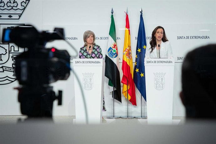 La portavoz de la Junta, Victoria Bazaga, y la consejera de Salud, Sara García Espada, comparecen en rueda de prensa