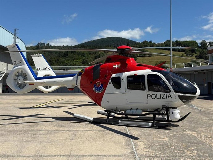 Nuevo helicóptero de la Ertzaintza presentado en Iurreta (Bizkaia)
