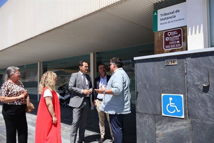 Visita del consejero a la sede judicial de Morón