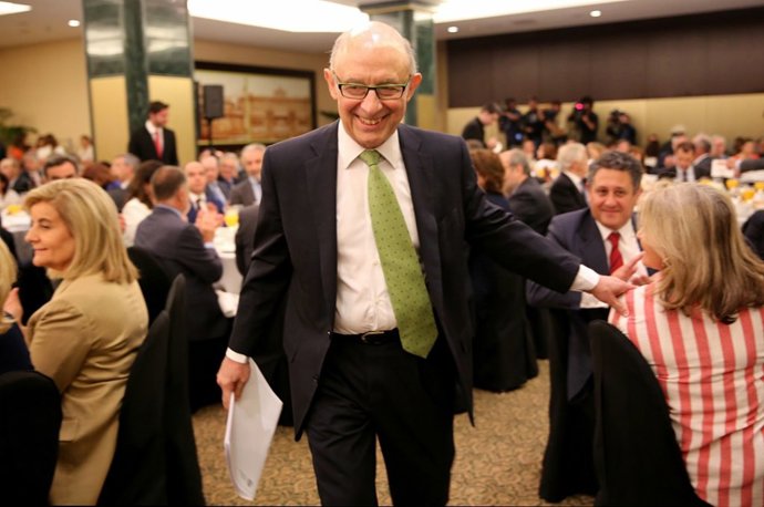 Archivo - El ministro de Hacienda, Cristóbal Montoro, interviene en una nueva edición de 'El Ágora' de elEconomista