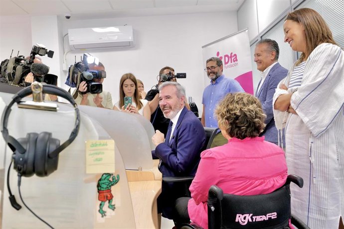 El presidente Azcón, en las instalaciones donde se presta el servicio del Teléfono del Mayor.