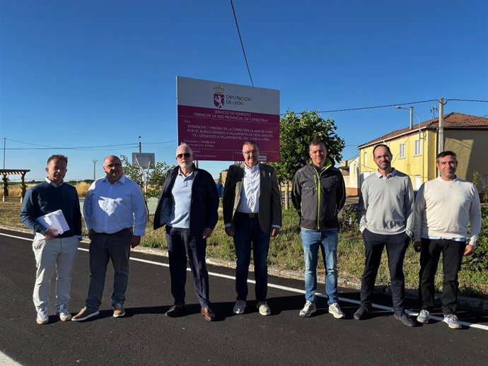 El vicepresidente primero de la Diputación de León y responsable del Área de Infraestructuras, Roberto Aller (centro), en la recepción de las obras de la LE-6620, entre Grajalejo y Villamoratiel.