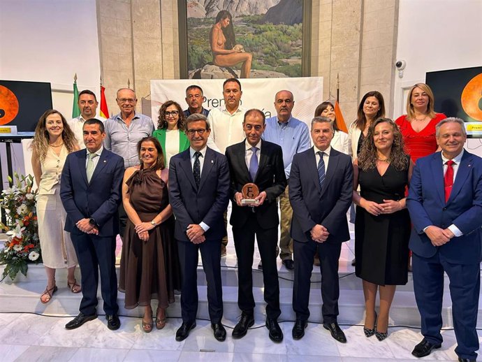 El consejero de Industria, Energía y Minas, Jorge Paradela, junto a representantes institucionales y del sector empresarial durante la entrega del Premio Economía 2024 a la Asociación de Empresas del Mármol de Andalucía (AEMA).