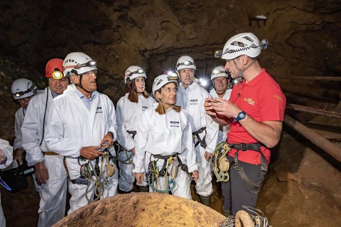 La presidenta, María José Sáenz de Buruaga, en la cueva de El Soplao por su 20 aniversario