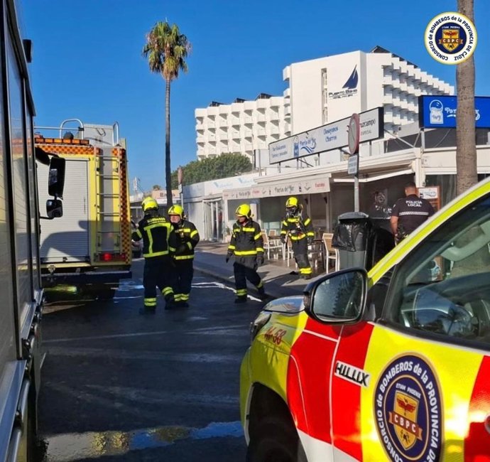 Efectivos de bomberos en el incendio de Valdelagrana.