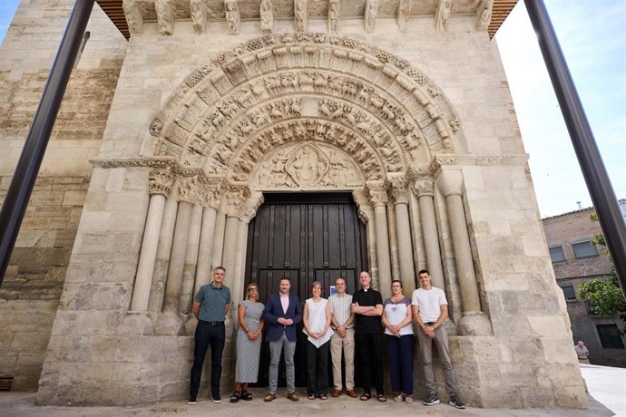 La consejera de Cultura, Deporte y Turismo del Gobierno de Navarra, Rebeca Esnaola, y el alcalde de Tudela, Alejandro Toquero, en la iglesia de Santa María Magdalena.