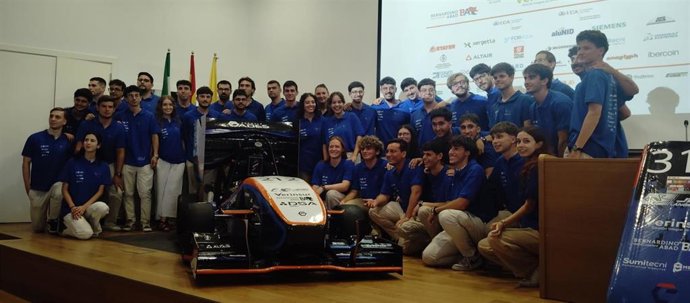Los estudiantes de Fórmula Gades en la presentación del monoplaza.