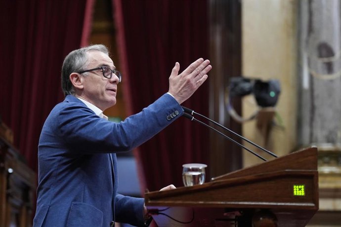 El presidente del grupo de ERC en el Parlament, Josep Maria Jové, interviene en el pleno del Parlament.