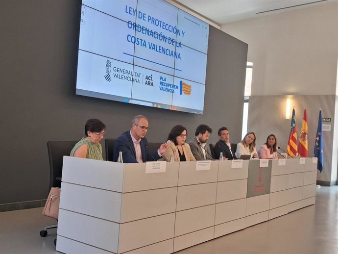 La directora xeral de Enerxías Renovables e Cambio Climático, Paula Uría, y representantes de otras autonomías en una jornada sobre la costa en Valencia.