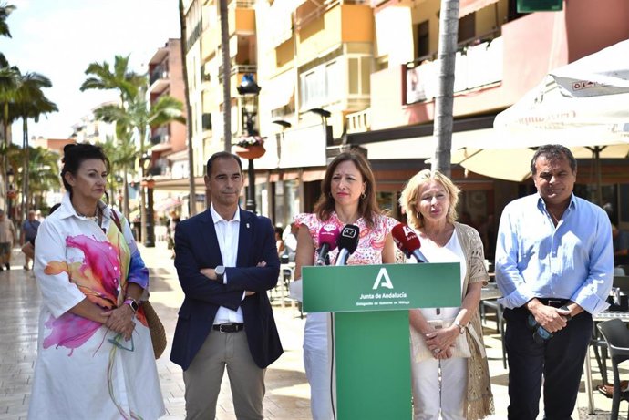 La delegada del Gobierno andaluz, Patricia Navarro, visita el Centro Comercial Abierto de Benalmádena, junto al alcalde, Juan Antonio Lara; la delegada territorial de Empleo, Carmen Sánchez.