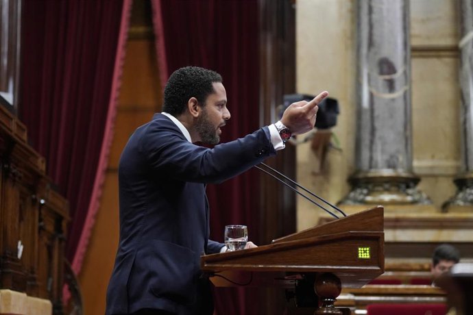 El secretario general de Vox y líder del partido en Catalunya, Ignacio Garriga, durante su intervención en el Parlament