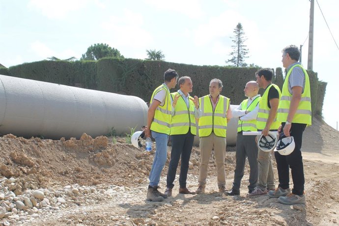 El delegado del Gobierno en Catalunya, Carlos Prieto, y el subdelegado del Gobierno en Lleida, José Crespín, durante una visita a las obras de modernización de los regadíos del Canal de Pinyana (Lleida)