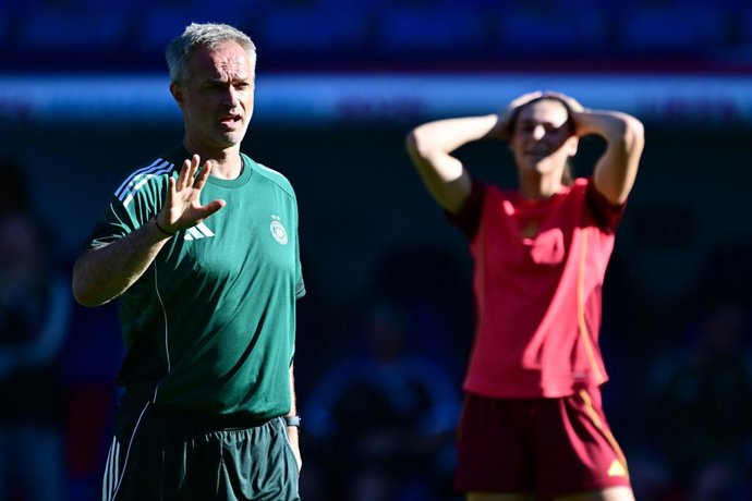 18 July 2025, Switzerland, Basel: Germany women's national coach Christian Wück leads a training session ahead of Saturday's UEFA Women's Euro 2025 quarter-final soccer match against France. Photo: Sebastian Christoph Gollnow/dpa