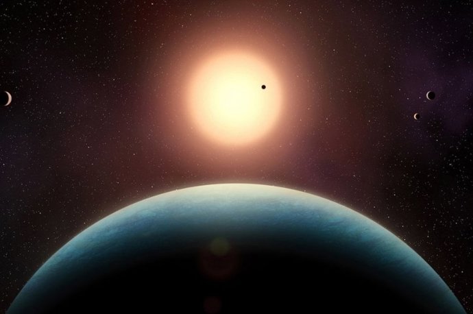 Ilustración del sistema planetario de L 98-59. Cinco pequeños exoplanetas orbitan estrechamente esta estrella enana roja, ubicada a 35 años luz de distancia. En primer plano se encuentra la supertierra L 98-59 f, ahora confirmado.