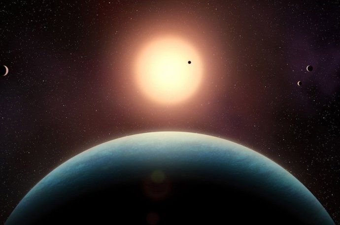 Ilustração do sistema planetário de L 98-59. Cinco pequenos exoplanetas orbitam de perto essa estrela anã vermelha, localizada a 35 anos-luz de distância. Em primeiro plano está a super-Terra L 98-59 f, agora confirmada.