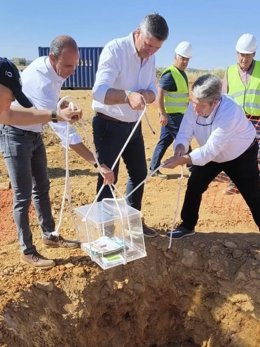 Francisco Acosta (centro), en la colocación de la primera piedra de la EDAR de Santa Eufemia.