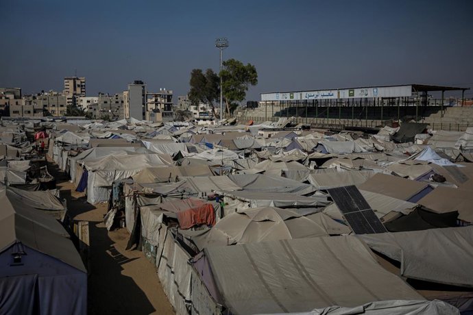 Tendas de palestinos deslocados por ataques do exército israelense na Cidade de Gaza