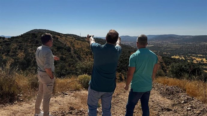 Rafael Martínez (dcha.) contempla montes gestionados por Junta en Córdoba que han recibido tratamientos preventivos contra incendios.
