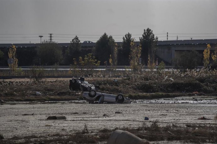 Archivo - Imagen de archivo de un vehículo tras el paso de la dana en Utiel (Valencia).