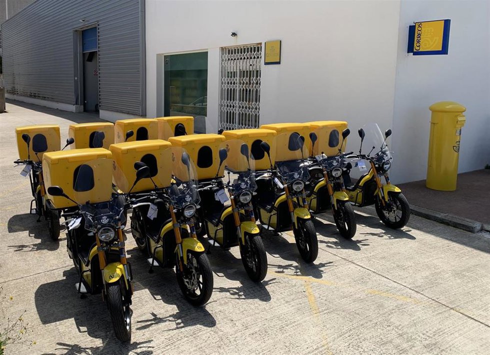 Motos eléctricas que empleará Correos para el reparto en Mallorca.