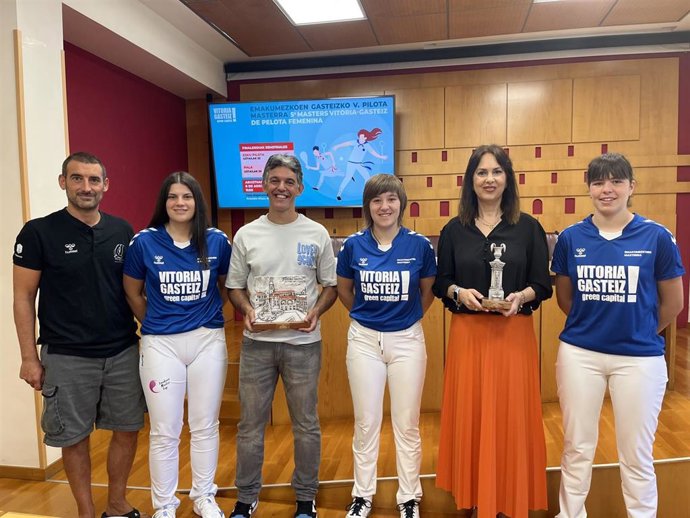 Representantes institucionales y algunas jugadoras.