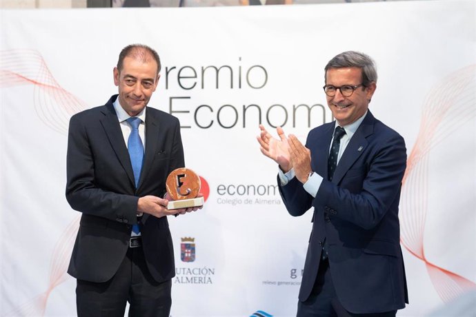 El presidente de AEMA, Jesús Posadas, recibe el Premio Economía 2024 de manos del consejero de Industria, Energía y Minas de la Junta de Andalucía, Jorge Paradela, durante el acto celebrado en el Murec (Almería).