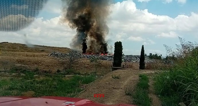 Incendio en un vertedero de Castellnou de Seana (Lleida)