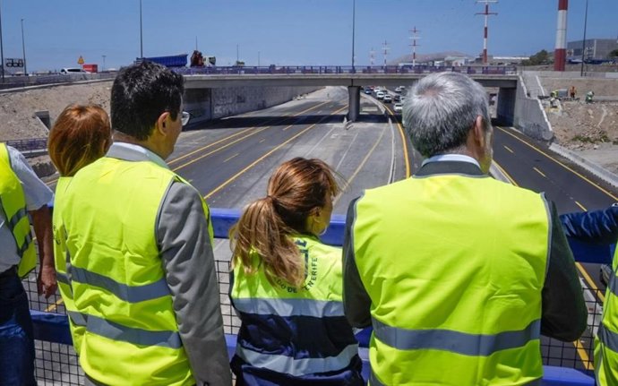 El consejero de Obras Públicas, Transportes y Vivienda del Gobierno de Canarias, Pablo Rodríguez, la presidenta del Cabildo de Tenerife, Rosa Dávila y el presidente de Canarias, Fernando Clavijo, en la apertura al tráfico del enlace de Las Chafiras