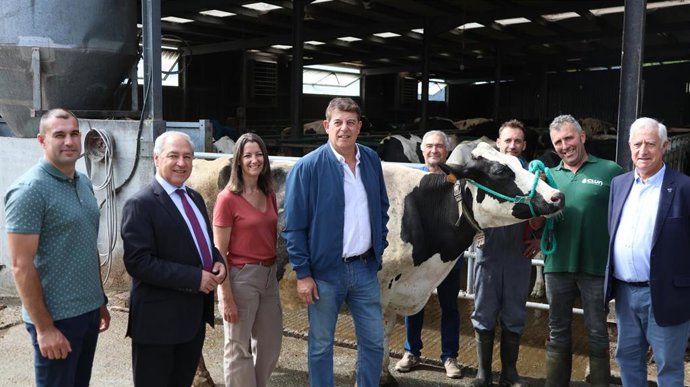 O secretario xeral do PSdeG, José Ramón Gómez Besteiro, visita unha granxa en Meira (Lugo)