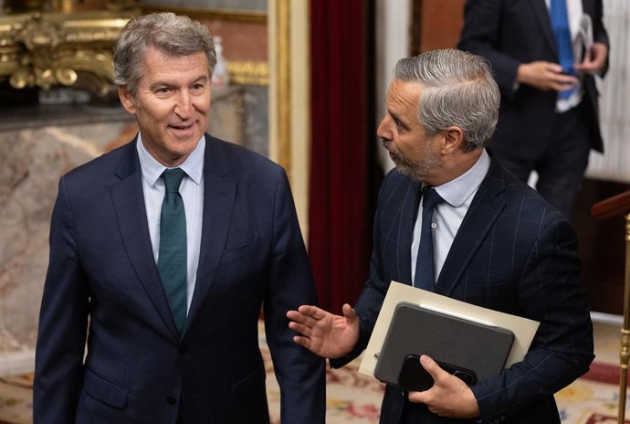 O Presidente do PP, Alberto Núñez Feijóo (à esquerda), durante uma sessão plenária extraordinária no Congresso dos Deputados em 22 de julho de 2025, em Madri (Espanha). Na terça-feira, 22 de julho, o Congresso dos Deputados encerrará o ano parlamentar deb