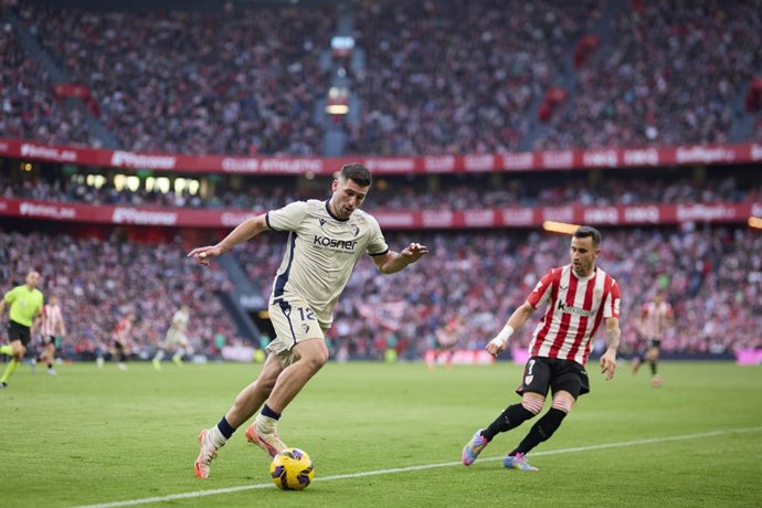 Archivo - Jesus Areso of CA Osasuna competes for the ball with Alex Berenguer of Athletic Club during the LaLiga EA Sports match between Athletic Club and CA Osasuna at San Mames on March 30, 2025, in Bilbao, Spain.