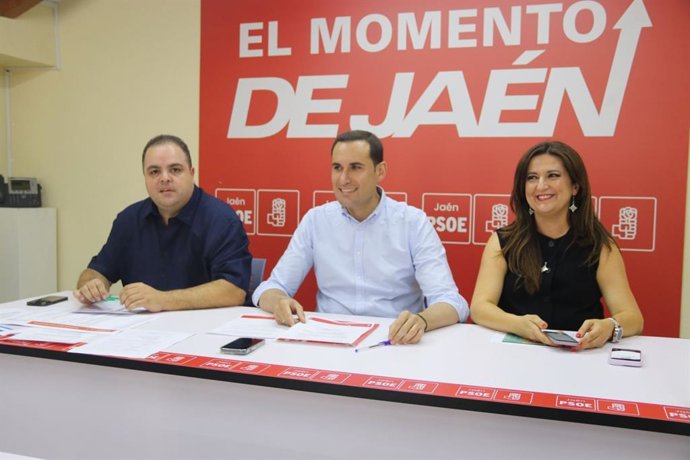 Juan Latorre (c) en la reunión constitutiva del Comité Municipal Provincial del PSOE, junto a Víctor Torres y Yolanda Caballero