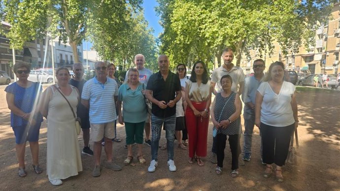 El portavoz del PSOE en el Ayuntamiento de Córdoba, Antonio Hurtado, junto a los concejales socialistas Carmen González, Alicia Moya, Ángel Ortiz y Joaquín Dobladez apoyan a los vecinos de la barriada periférica de Alcolea.