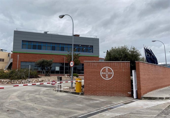 Archivo - Entrada a la sede en Madrid de Bayer, compañía químico-farmacéutica alemana, en Alcalá de Henares/Madrid a 20 de diciemrbe de 2019.