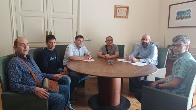 El subdelegado del Gobierno en León, Héctor Alaiz Moretón (segundo por la derecha), con representantes de la Asociación Leonesa de Astronomía.