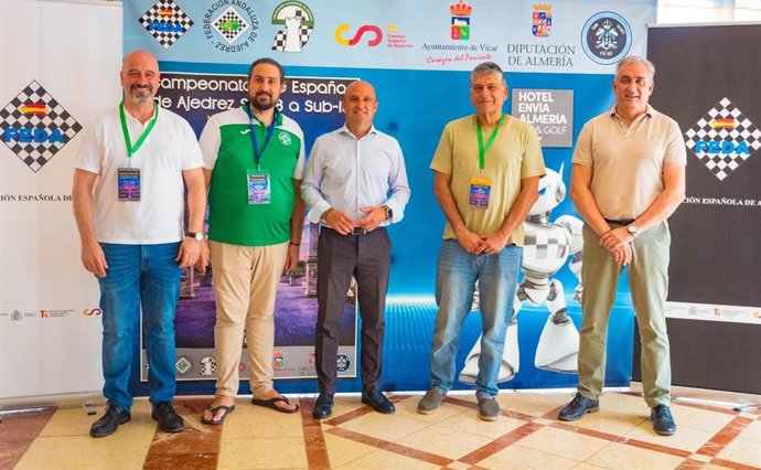 El diputado de Deportes de la Diputación de Almería, José Antonio García, junto a organizadores y representantes federativos durante su visita al Campeonato de España de Ajedrez sub 8 a sub 16 en el Hotel Envía Golf de Vícar.