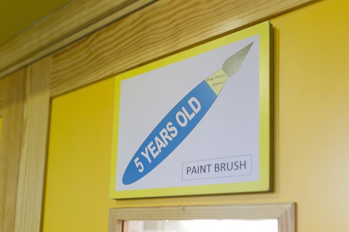 Archivo - Arxiu - Imatge d'un cartell en anglès en un col·legi. 