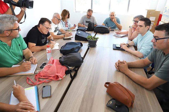 Jaime Espinar con el comité de empresa de los autobuses.