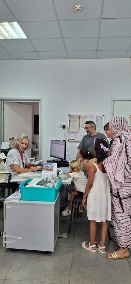 Niños saharauis acuden a una consulta médica en el centro de salud de Son Gotleu.