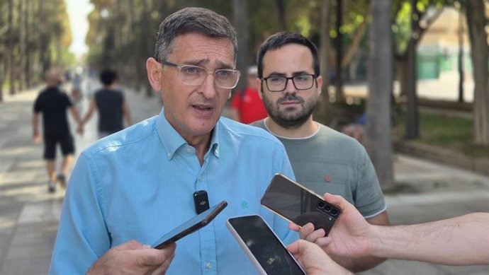 El parlamentario autonómico del PSOE de Almería José Luis Sánchez Teruel durante su atención a los medios.