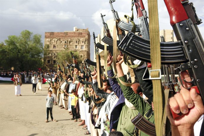 Archivo - SANAA, 12 de março de 2025 -- Homens armados leais ao grupo Houthi participam de um comício tribal armado apoiando a retomada dos ataques contra navios israelenses, em Sanaa, Iêmen, em 11 de março de 2025.   O grupo Houthi do Iêmen anunciou na n