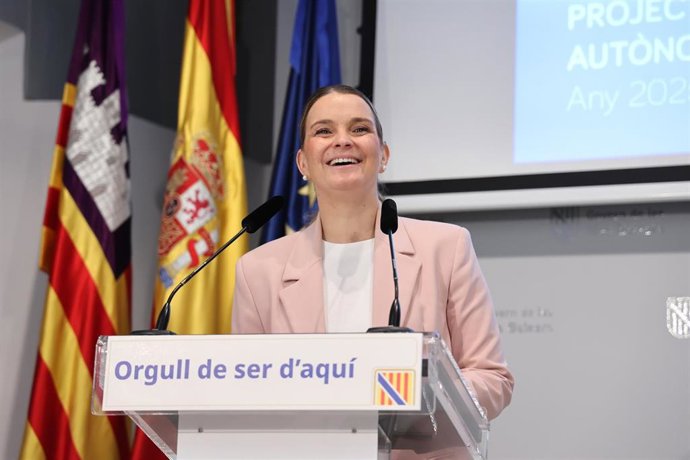 Archivo - La presidenta del Govern balear, Marga Prohens, en una rueda de prensa