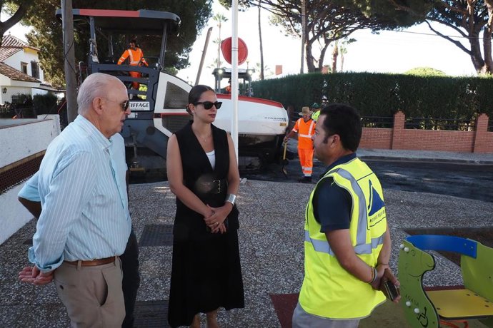 Visita de la alcaldesa de Palos de la Frontera, Milagros Romero, a las obras de asfaltado en La Rábida.
