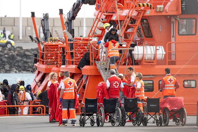 Archivo - Varios servicios de emergencia atienden a migrantes recién rescatados de un cayuco, en Puerto Naos, a 4 de enero de 2025, en Arrecife, Lanzarote, Canarias (España). Salvamento Marítimo ha rescatado en la mañana de este sábado en aguas de Marruec