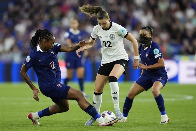 Jule Brand pelea un balón durante el Francia-Alemania de la Eurocopa de Suiza de 2025