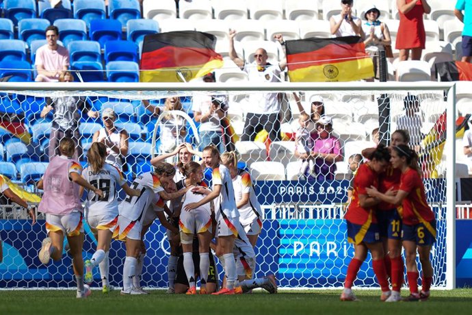 Archivo - 09 August 2024, France, Lyon: German players cheer their goalkeeper Ann-Katrin Berger after saving a penalty (l), Spain's Alexia Putellas is comforted by her teammates after her penalty is saved during the Women's Bronze Medal match between Spai