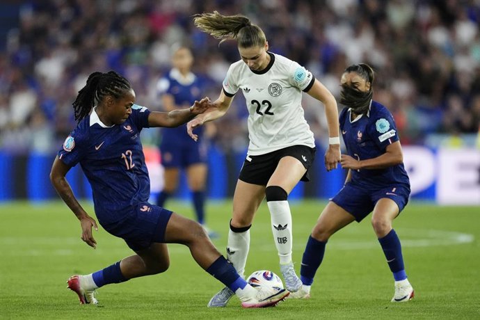 19 July 2025, Switzerland, Basel: France's Marie-Antoinette Katoto (L) and Germany's Jule Brand (C) battle for the ball during the UEFA Women's Euro 2025 quarter-final soccer match between France and Germany at St. Jakob-Park. Photo: Nick Potts/PA Wire/dp